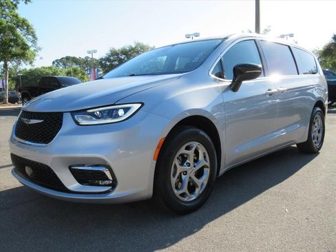 Certified 2024 Chrysler Pacifica Limited AWD/4WD image 3