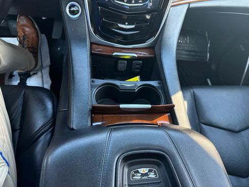 Used 2019 Cadillac Escalade Luxury AWD/4WD image 26