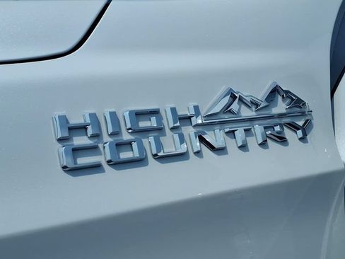 Used 2026 Chevrolet Suburban High Country AWD/4WD image 18