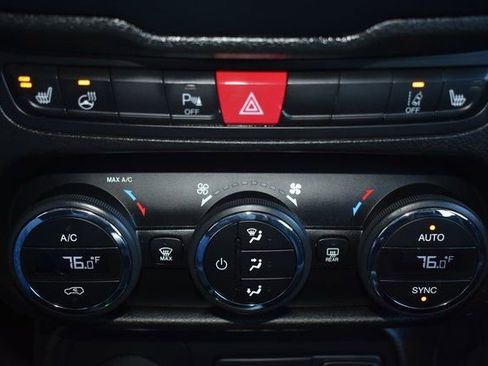 Used 2017 Jeep Renegade Limited image 25