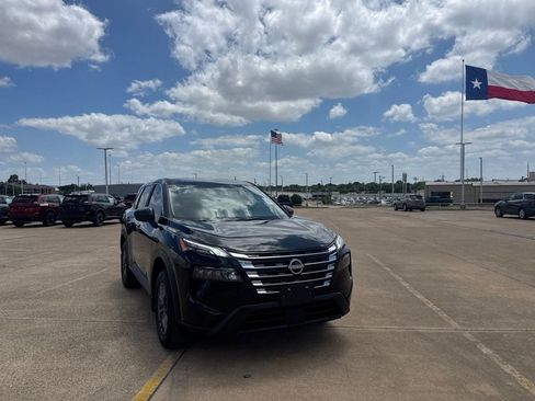 Used 2026 Nissan Rogue S FWD image 3