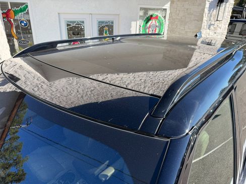 Used 2019 Land Rover Discovery SE image 10