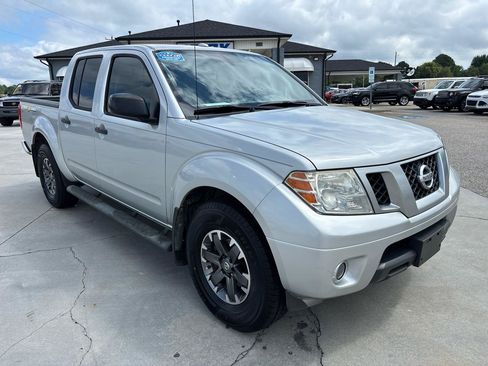 Used 2018 Nissan Frontier SV RWD image 2