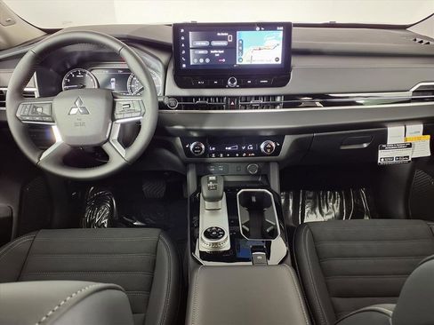 New 2025 Mitsubishi Outlander SE image 12