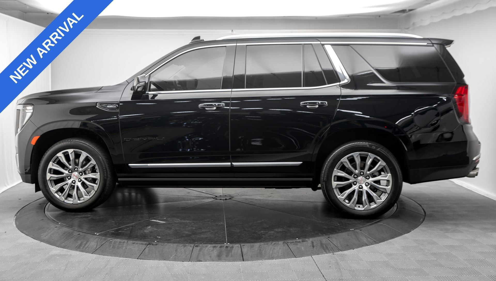 Used 2023 GMC Yukon Denali w/ Advanced Technology Package AWD/4WD image 4