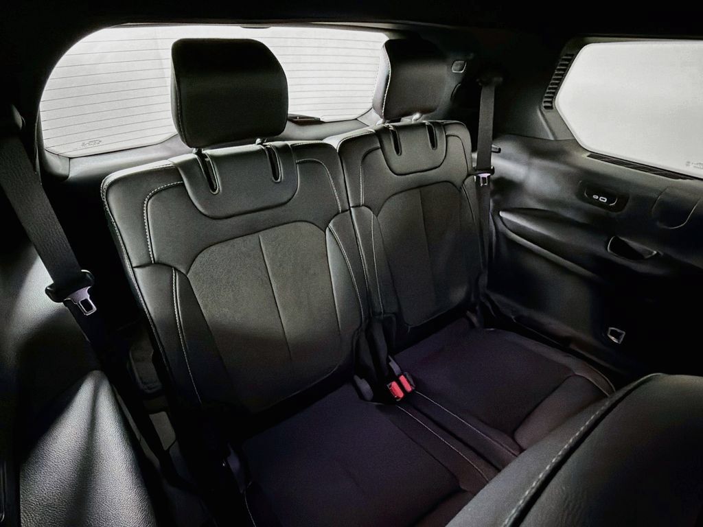 Used 2024 Jeep Grand Cherokee L Altitude AWD/4WD image 27