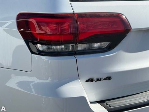 Used 2018 Jeep Grand Cherokee Altitude image 10