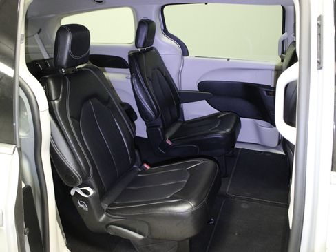 Used 2024 Chrysler Pacifica Touring-L FWD image 15