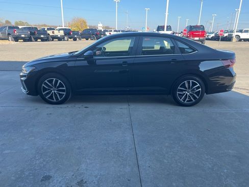 Used 2025 Volkswagen Jetta SE image 8