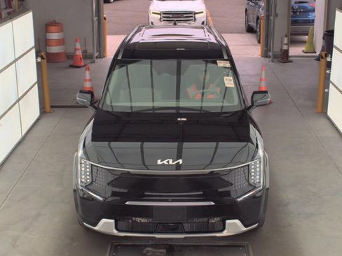 Used 2024 Kia EV9 Land AWD/4WD image 3