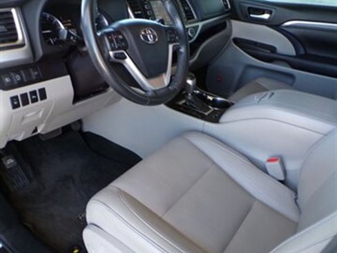 Used 2018 Toyota Highlander Limited FWD image 15