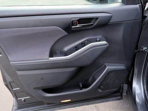 Used 2024 Toyota Highlander LE image 27