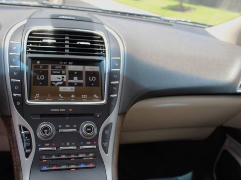 Used 2016 Lincoln MKX Reserve w/ Technology Package FWD image 9