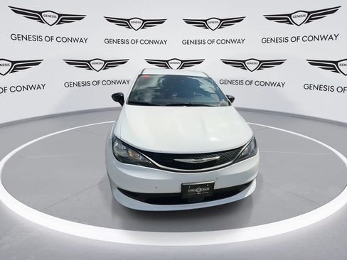 Used 2025 Chrysler Voyager LX FWD image 3