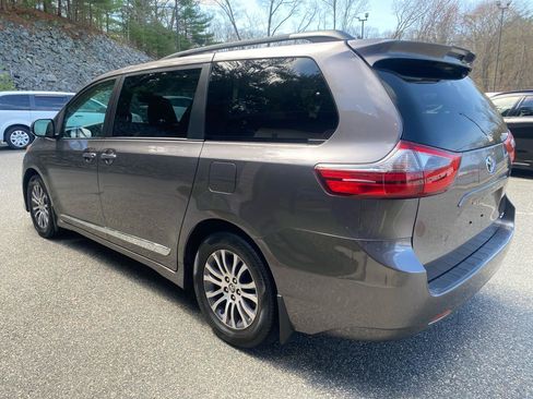 Used 2020 Toyota Sienna XLE w/ XLE Navigation Package image 3