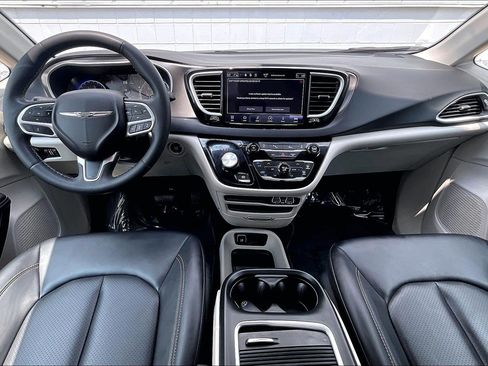 Used 2024 Chrysler Pacifica Touring-L FWD image 19