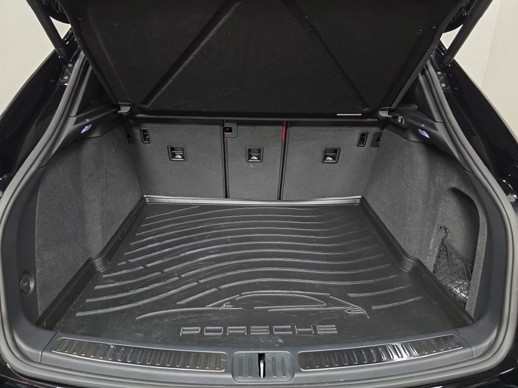 Certified 2026 Porsche Macan AWD/4WD image 25