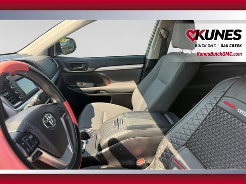 Used 2019 Toyota Highlander LE FWD image 22