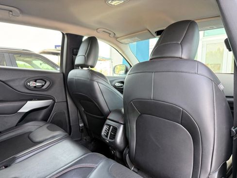 Used 2017 Jeep Cherokee Trailhawk AWD/4WD image 22
