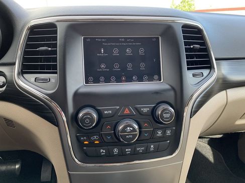 Used 2021 Jeep Grand Cherokee Laredo AWD/4WD image 22