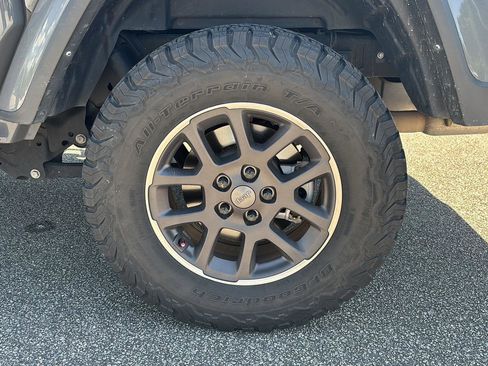 Used 2023 Jeep Gladiator Overland image 7