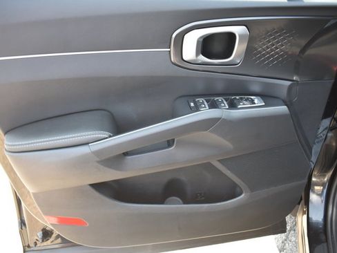 Used 2023 Kia Sorento LX FWD image 11