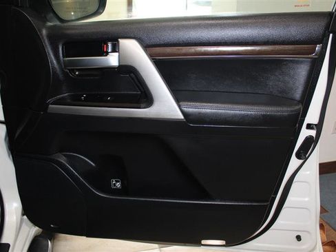 Used 2016 Toyota Land Cruiser image 38