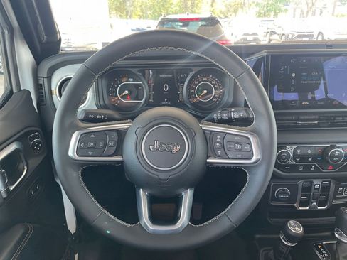 Used 2025 Jeep Wrangler Sahara image 27