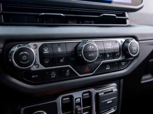 Used 2024 Jeep Wrangler Sahara image 25