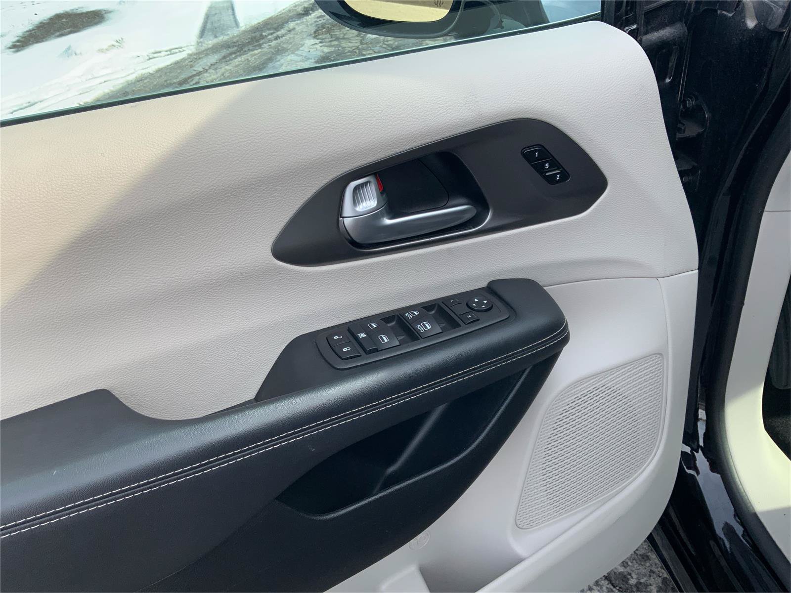 Used 2024 Chrysler Pacifica Touring-L FWD image 21
