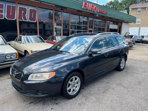 Used 2010 Volvo V70 FWD image 2