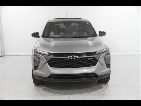 Used 2024 Chevrolet Trax RS w/ Sunroof Package FWD image 2