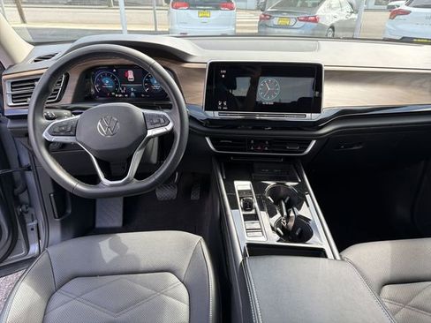 Used 2024 Volkswagen Atlas SE AWD/4WD image 12