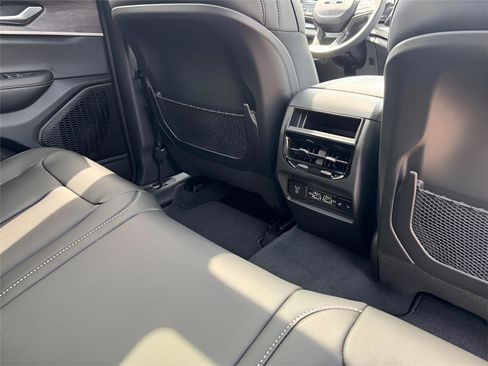 New 2025 Jeep Grand Cherokee Limited w/ Black Appearance Package image 17