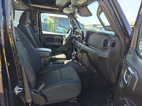 Used 2025 Jeep Wrangler Unlimited Rubicon 4xe w/ Convenience Group AWD/4WD image 11