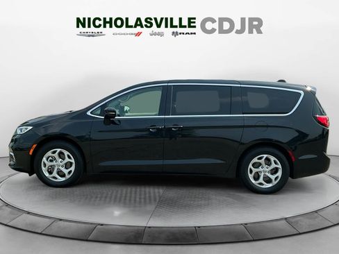 Used 2024 Chrysler Pacifica Limited FWD image 2