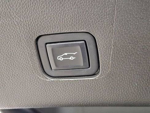 Used 2023 Chevrolet Traverse LT image 23