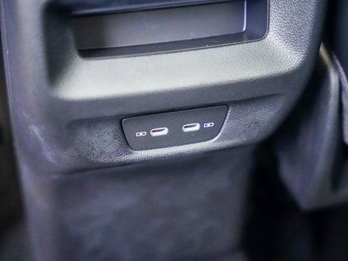 Used 2025 Volkswagen Tiguan SE w/ Panoramic Sunroof Package image 25