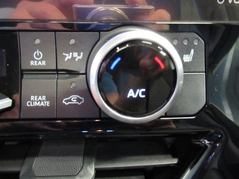 Used 2024 Toyota Highlander XLE image 26