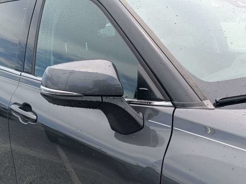 Used 2021 Toyota Highlander XLE FWD image 11