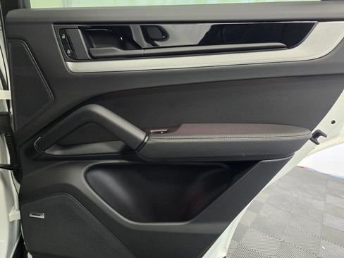 Certified 2025 Porsche Cayenne Coupe image 27