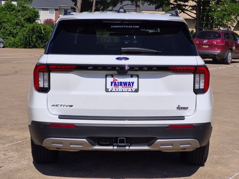 Used 2025 Ford Explorer Active w/ Active Comfort Package RWD image 5