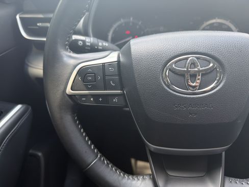 Used 2022 Toyota Highlander XLE AWD/4WD image 19