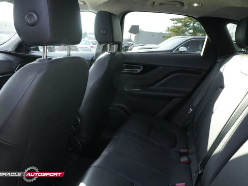 Used 2019 Jaguar F-PACE Premium image 26