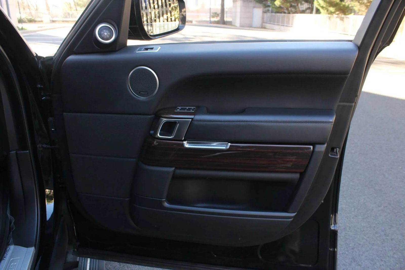 Used 2015 Land Rover Range Rover Supercharged AWD/4WD image 33