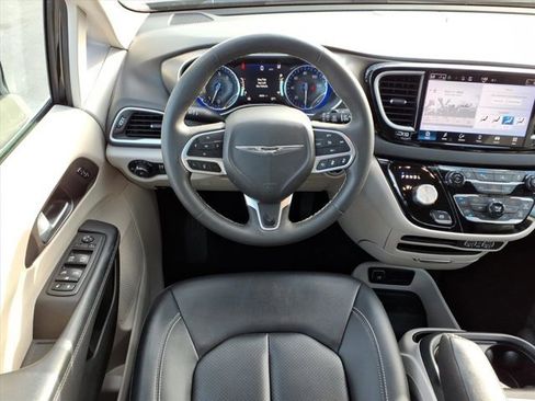 Used 2024 Chrysler Pacifica Touring-L image 7