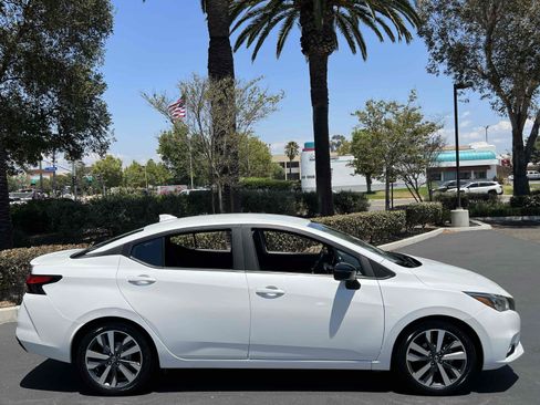 Used 2020 Nissan Versa SR FWD image 40