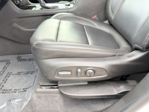 Used 2023 Chevrolet Traverse LT image 24