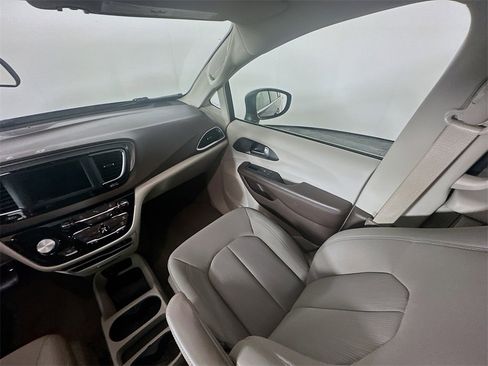 Used 2020 Chrysler Voyager LX image 11