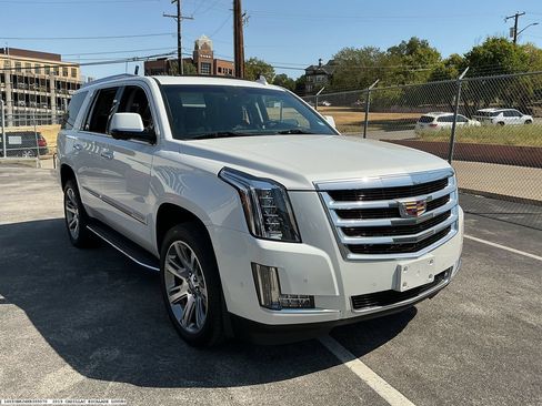 Used 2019 Cadillac Escalade Luxury RWD image 4